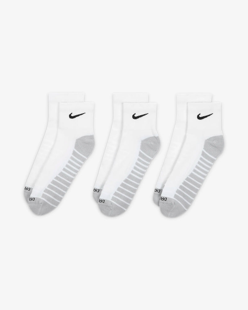 Load image into Gallery viewer, Nike Everyday Max Cushioned Ankle Socks (3 Pairs)
