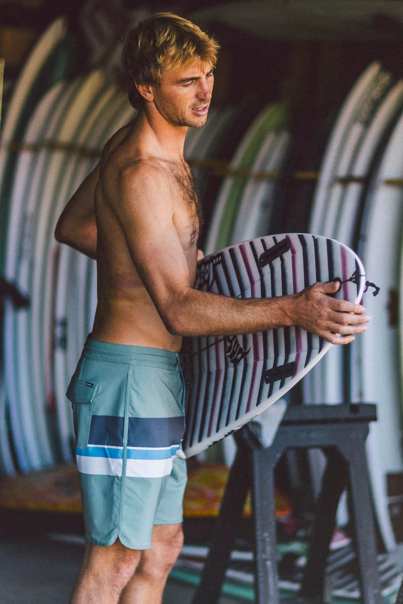 Load image into Gallery viewer, O&#39;Neil Men&#39;s Cruzer Scallop 18 Boardshort
