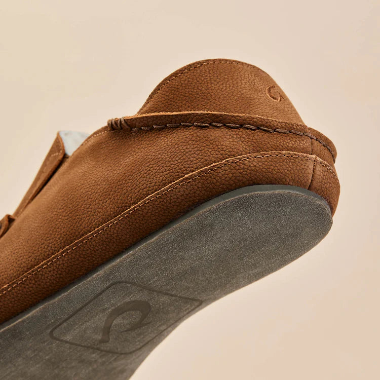 Load image into Gallery viewer, Olukai Men&#39;s Moloa Premium Leather Slippers 2026

