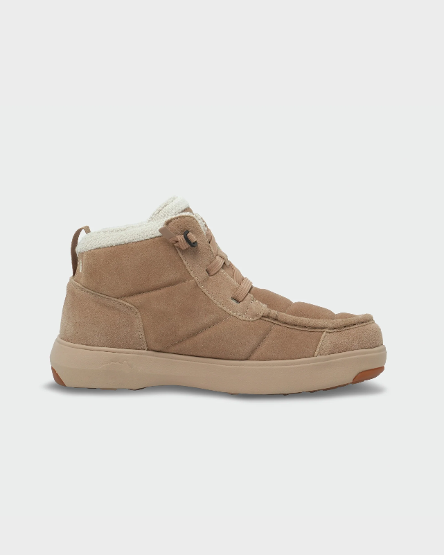 Load image into Gallery viewer, A single mid-height Stio Colter ankle boot in tan suede and faux-suede with a white sherpa lining, Ski and Tennis Station

