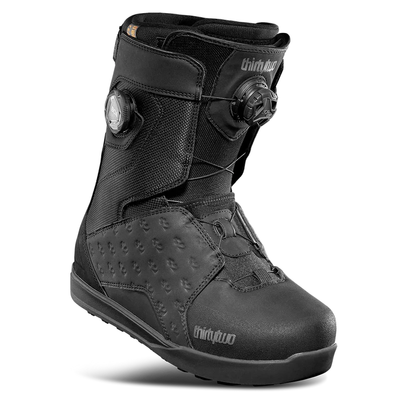 Load image into Gallery viewer, Black snowboard boot with &#39;thirtytwo&#39; branding on a white background
